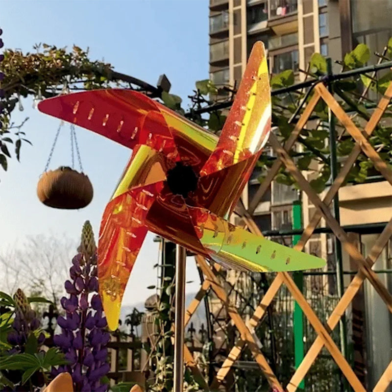 Fargerik solcelledrevet vindmøllelys til hagen