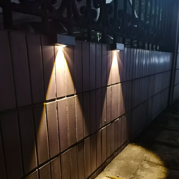 Solcelledrevet vegglampe med automatisk lys